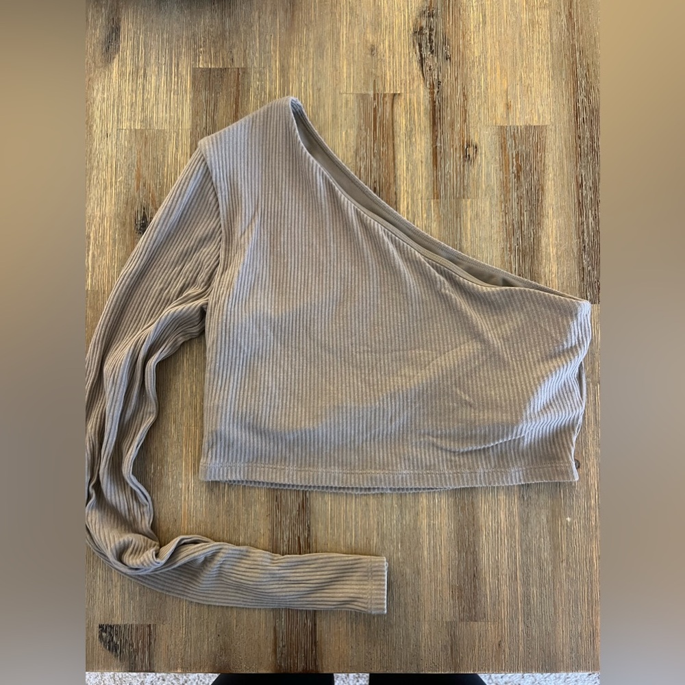 ALO - a symmetrical long sleeve with built-in bra